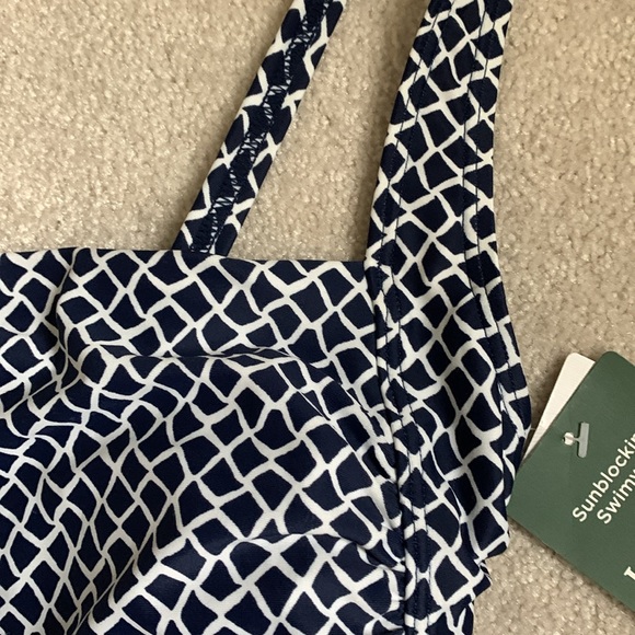 LL Bean Women’s one-piece swimsuit size 4 UPF 50+, adjustable straps, ruching - Picture 4 of 10